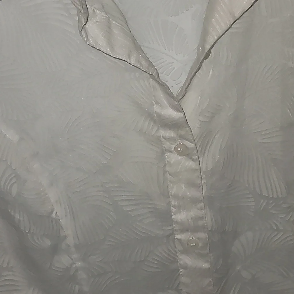 Apostrophe White Short Sleeve Button-Up Blouse with Subtle Leaf Jacquard - Picture 2 of 6